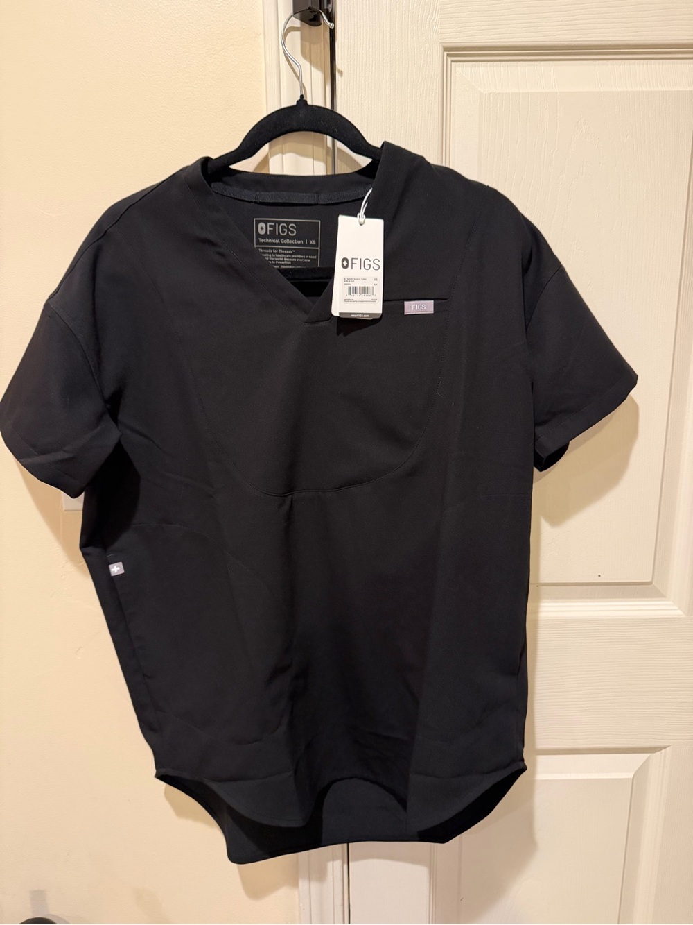 Figs Women’s Black Tunic Scrub Top with Pockets- XS NWT